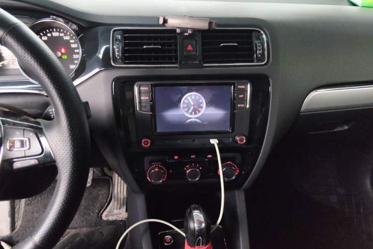 Used Volkswagen Sagitar 2018 1.6L Automatic Comfort Model Audio And AC Panel