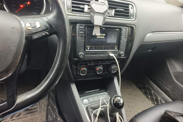 Used Volkswagen Sagitar 2018 1.6L Manual Comfort Model Audio And AC Panel