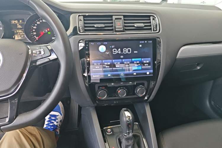 Used Volkswagen Sagitar 2018 1.6L Automatic Comfort Model Audio And AC Panel
