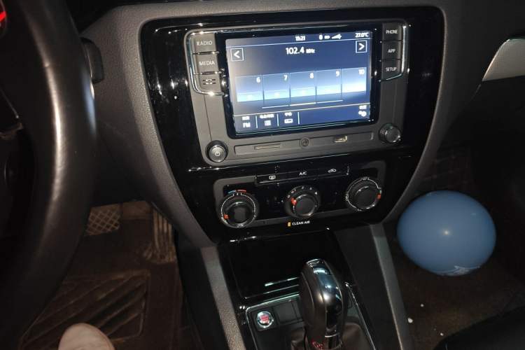 Used Volkswagen Sagitar 2018 1.6L Automatic Comfort Model Audio And AC Panel