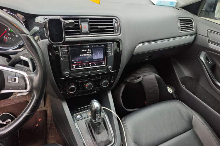 Used Volkswagen Sagitar 2018 280TSI DSG Ignite Edition Audio And AC Panel