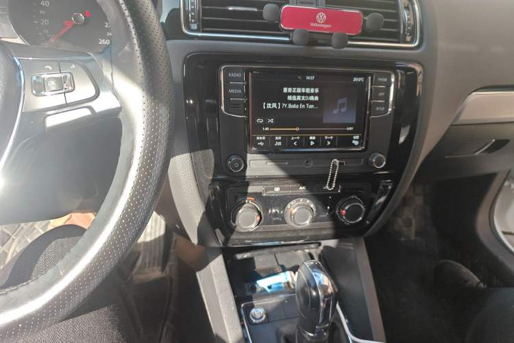 Used Volkswagen Sagitar 2018 1.6L Automatic Comfort Model Audio And AC Panel