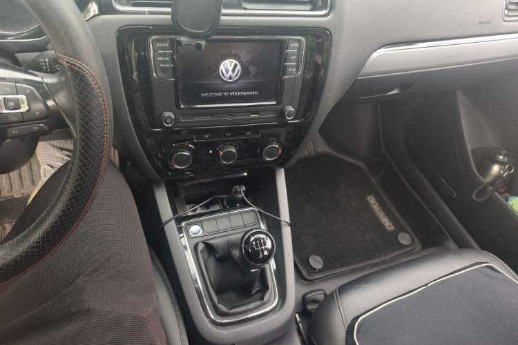 Used Volkswagen Sagitar 2018 1.6L Manual Comfort Model Audio And AC Panel
