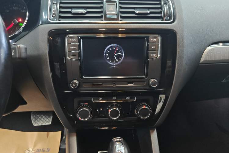 Used Volkswagen Sagitar 2018 280TSI DSG Ignite Edition Audio And AC Panel