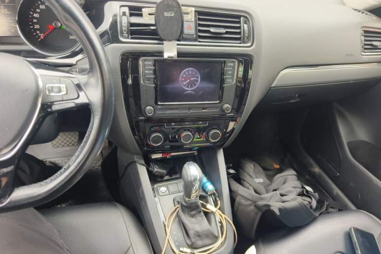 Used Volkswagen Sagitar 2018 1.6L Automatic Comfort Model Audio And AC Panel