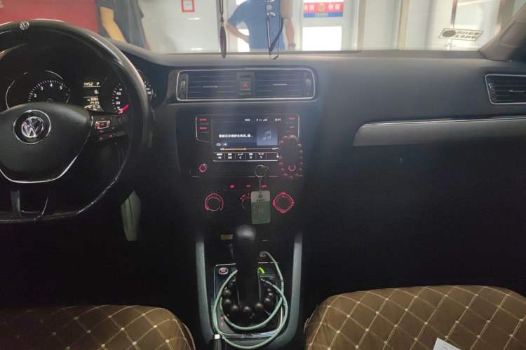 Used Volkswagen Sagitar 2018 1.6L Automatic Fashion Model Audio And AC Panel