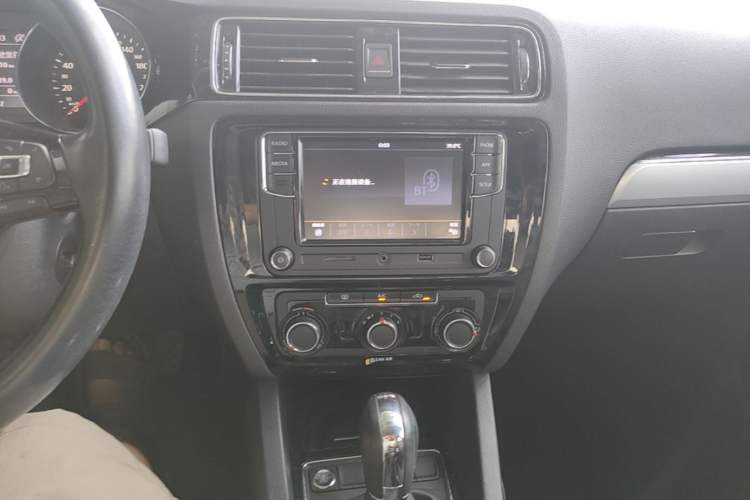 Used Volkswagen Sagitar 2018 280TSI DSG Ignite Edition Audio And AC Panel