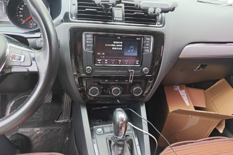 Used Volkswagen Sagitar 2018 280TSI DSG Ignite Edition Audio And AC Panel