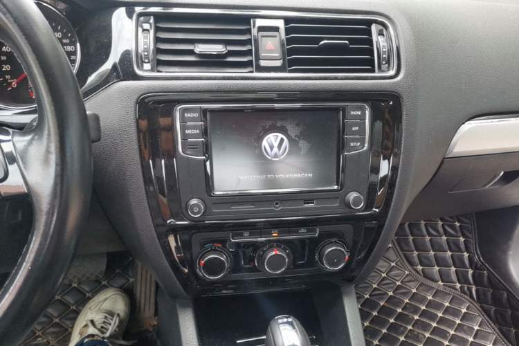 Used Volkswagen Sagitar 2018 280TSI DSG Ignite Edition Audio And AC Panel