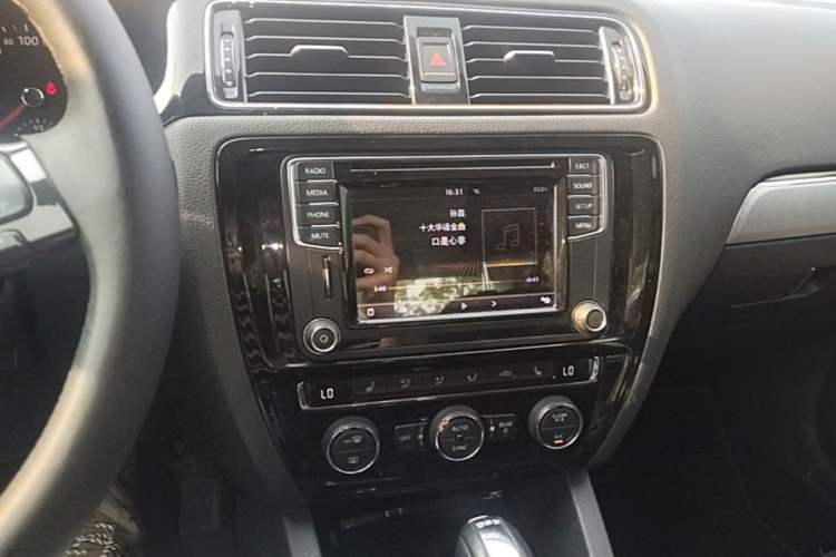 Used Volkswagen Sagitar 2018 280TSI DSG Ignite Edition Audio And AC Panel