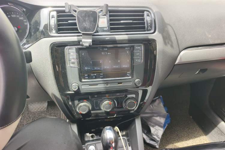 Used Volkswagen Sagitar 2018 1.6L Automatic Comfort Model Audio And AC Panel