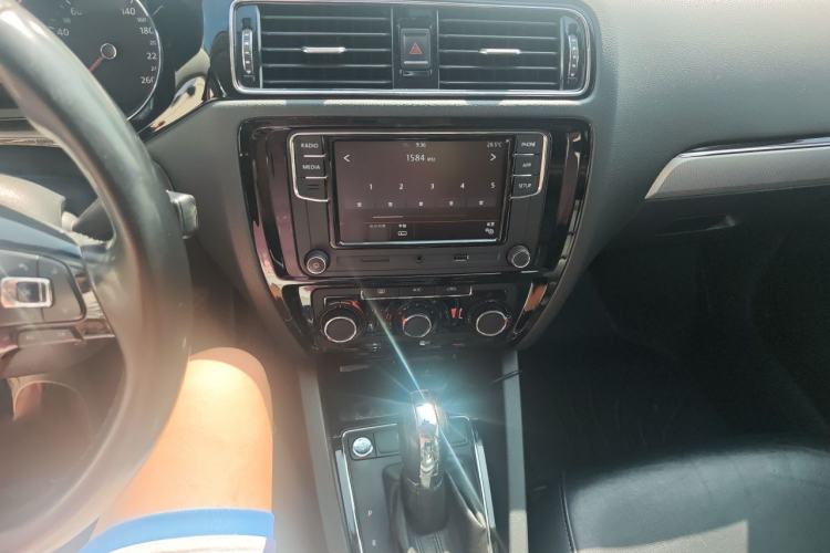 Used Volkswagen Sagitar 2018 1.6L Automatic Comfort Model Audio And AC Panel