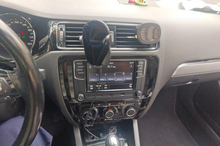 Used Volkswagen Sagitar 2018 280TSI DSG Ignite Edition Audio And AC Panel