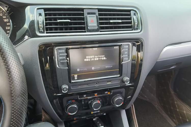 Used Volkswagen Sagitar 2018 1.6L Automatic Comfort Model Audio And AC Panel