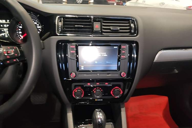 Used Volkswagen Sagitar 2018 1.6L Automatic Comfort Model Audio And AC Panel