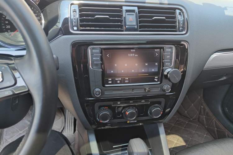 Used Volkswagen Sagitar 2018 1.6L Automatic Comfort Model Audio And AC Panel