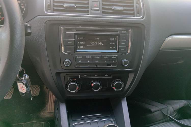 Used Volkswagen Sagitar 2018 1.6L Manual Fashion Edition Audio And AC Panel