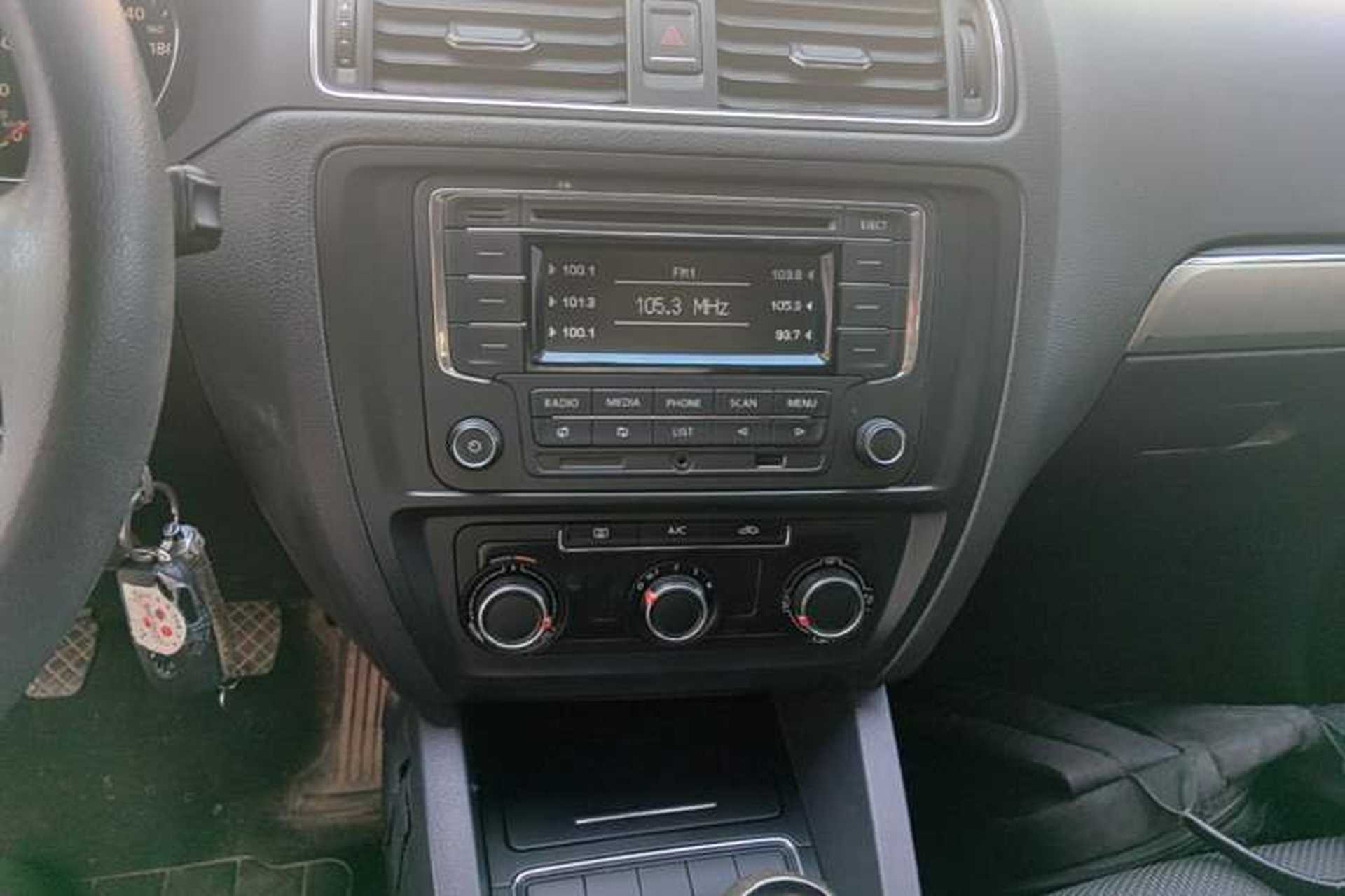 Used Volkswagen Sagitar 2018 1.6L Manual Fashion Edition Audio And AC Panel