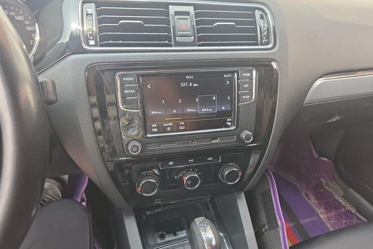 Used Volkswagen Sagitar 2018 1.6L Automatic Comfort Model Audio And AC Panel