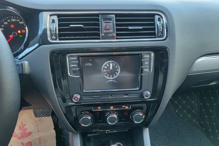Used Volkswagen Sagitar 2018 1.6L Automatic Comfort Model Audio And AC Panel