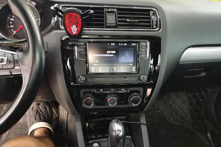 Used Volkswagen Sagitar 2018 1.6L Automatic Comfort Model Audio And AC Panel