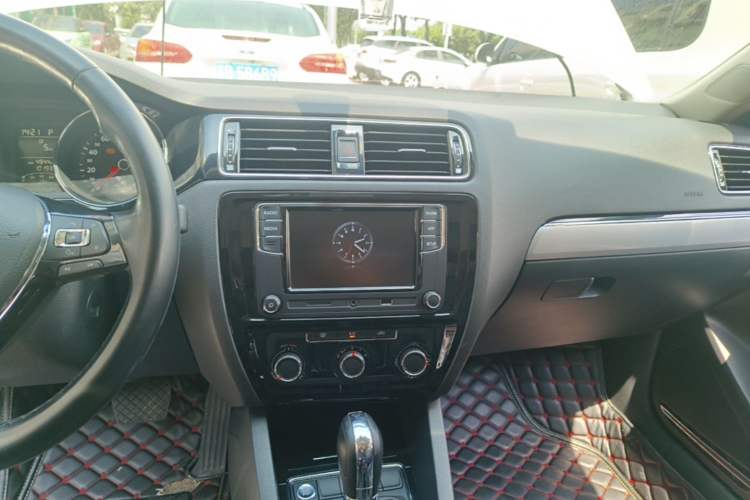 Used Volkswagen Sagitar 2018 1.6L Automatic Comfort Model Audio And AC Panel