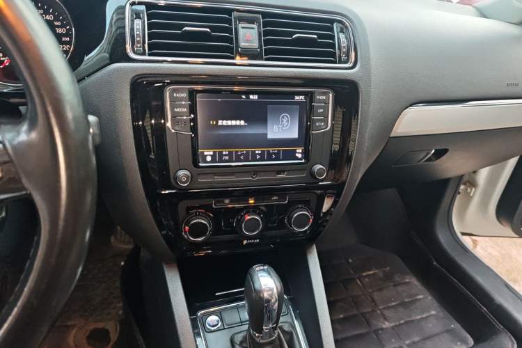 Used Volkswagen Sagitar 2018 280TSI DSG Ignite Edition Audio And AC Panel