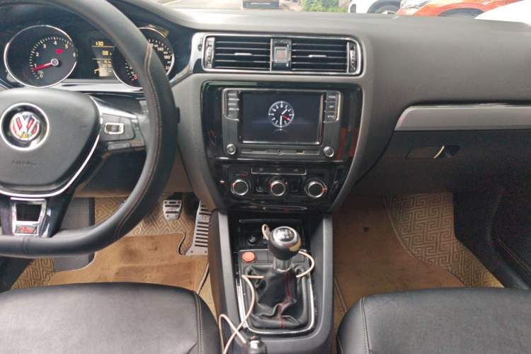 Used Volkswagen Sagitar 2018 1.6L Manual Comfort Model Audio And AC Panel