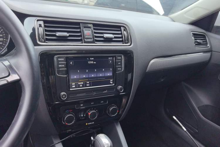 Used Volkswagen Sagitar 2018 280TSI DSG Ignite Edition Audio And AC Panel