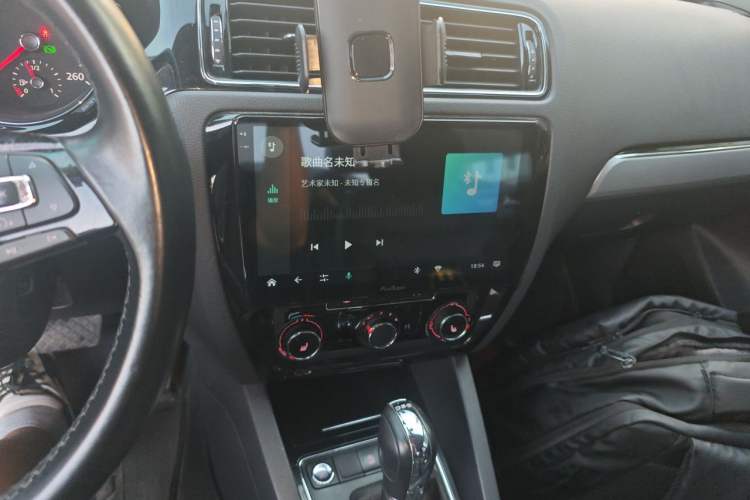Used Volkswagen Sagitar 2018 180TSI DSG Prestige Edition Audio And AC Panel