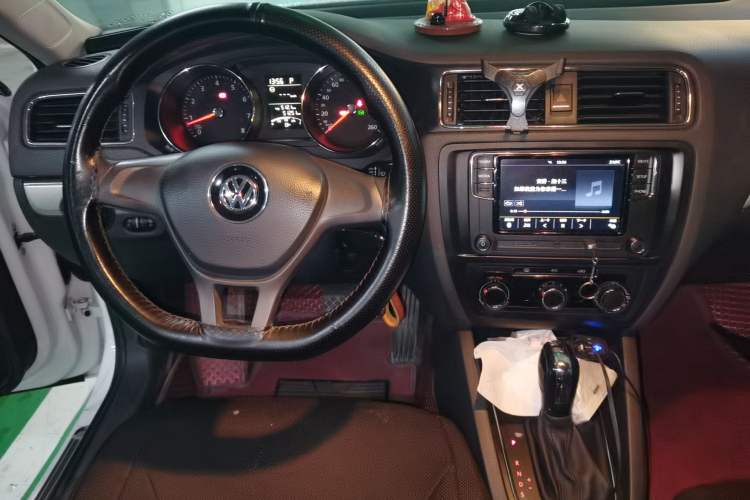 Used Volkswagen Sagitar 2018 1.6L Automatic Fashion Model Audio And AC Panel