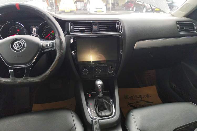 Used Volkswagen Sagitar 2018 280TSI DSG Ignite Edition Audio And AC Panel