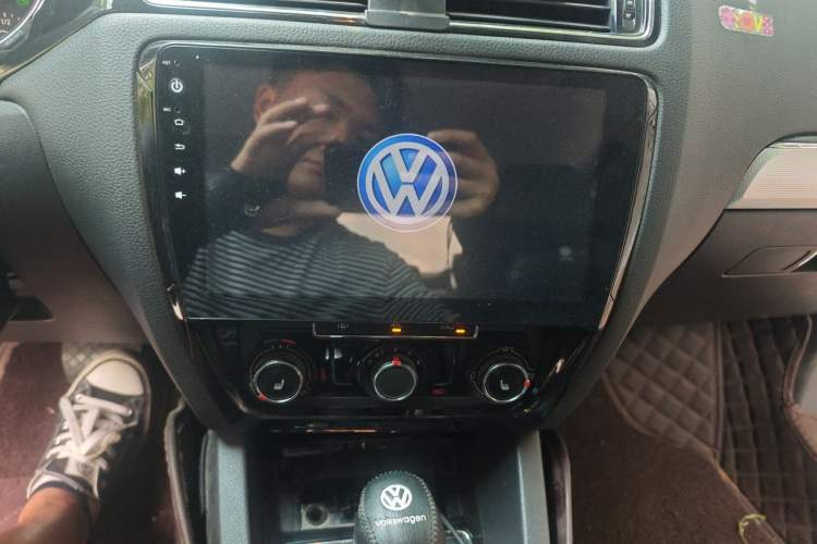 Used Volkswagen Sagitar 2018 180TSI DSG Prestige Edition Audio And AC Panel