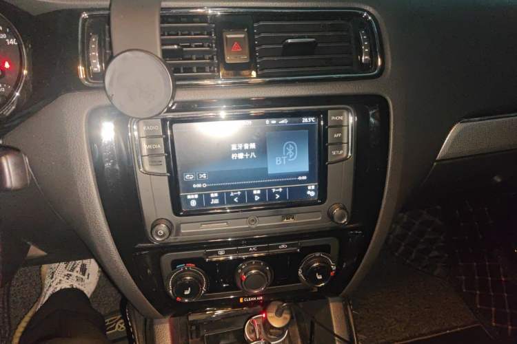 Used Volkswagen Sagitar 2018 180TSI DSG Prestige Edition Audio And AC Panel