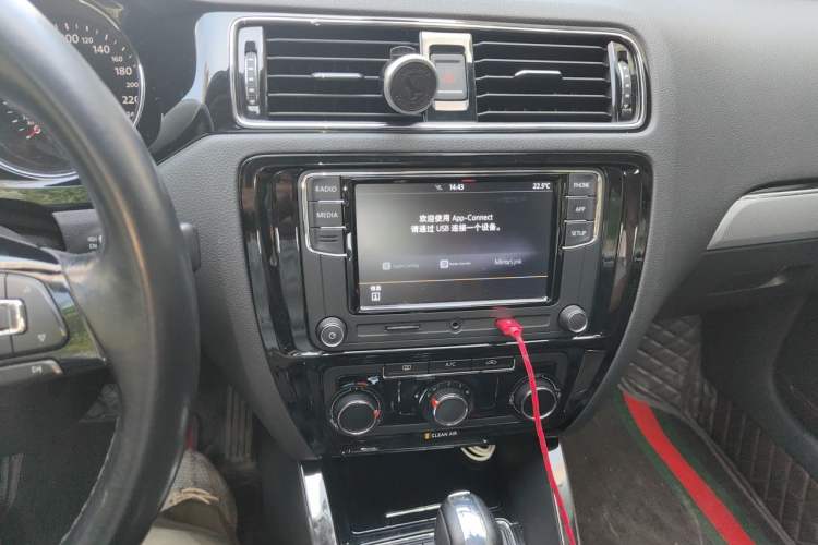 Used Volkswagen Sagitar 2018 1.6L Automatic Comfort Model Audio And AC Panel