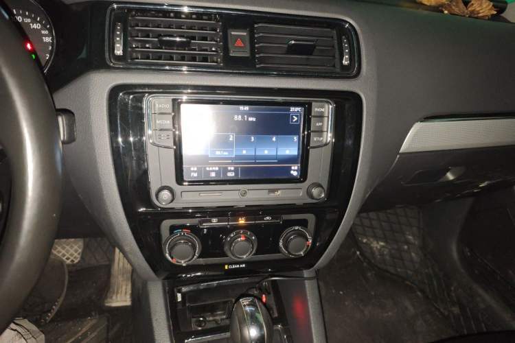 Used Volkswagen Sagitar 2018 1.6L Automatic Comfort Model Audio And AC Panel