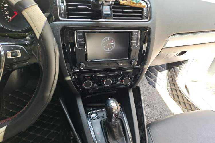 Used Volkswagen Sagitar 2018 1.6L Automatic Comfort Model Audio And AC Panel