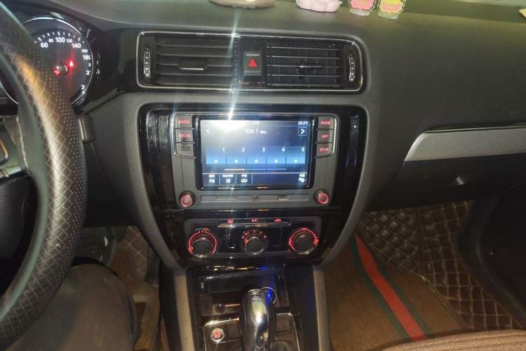 Used Volkswagen Sagitar 2018 1.6L Automatic Comfort Model Audio And AC Panel