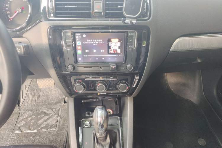 Used Volkswagen Sagitar 2018 1.6L Automatic Comfort Model Audio And AC Panel