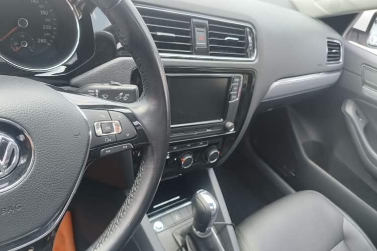 Used Volkswagen Sagitar 2018 280TSI DSG Ignite Edition Audio And AC Panel