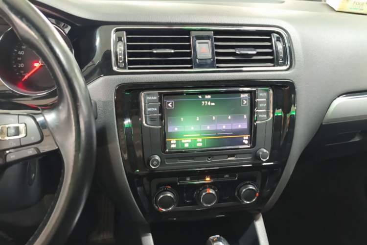 Used Volkswagen Sagitar 2018 1.6L Automatic Comfort Model Audio And AC Panel