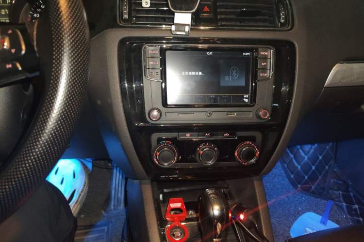 Used Volkswagen Sagitar 2018 1.6L Automatic Comfort Model Audio And AC Panel