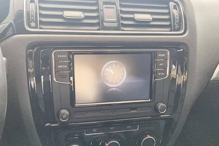 Used Volkswagen Sagitar 2018 1.6L Automatic Comfort Model Audio And AC Panel