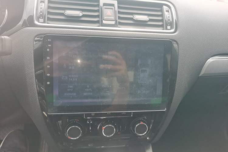 Used Volkswagen Sagitar 2018 1.6L Automatic Comfort Model Audio And AC Panel
