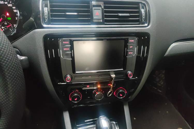 Used Volkswagen Sagitar 2018 180TSI DSG Prestige Edition Audio And AC Panel