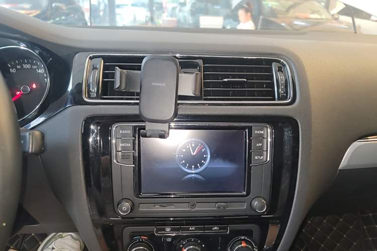 Used Volkswagen Sagitar 2018 1.6L Automatic Comfort Model Audio And AC Panel