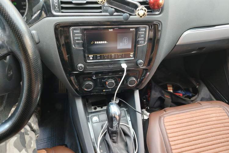 Used Volkswagen Sagitar 2018 1.6L Automatic Comfort Model Audio And AC Panel