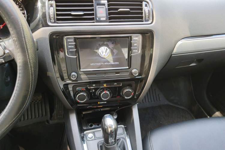 Used Volkswagen Sagitar 2018 1.6L Automatic Comfort Model Audio And AC Panel