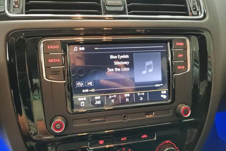 Used Volkswagen Sagitar 2018 1.6L Manual Comfort Model Audio And AC Panel