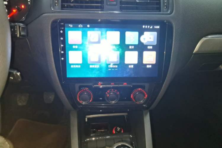 Used Volkswagen Sagitar 2018 1.6L Manual Fashion Edition Audio And AC Panel